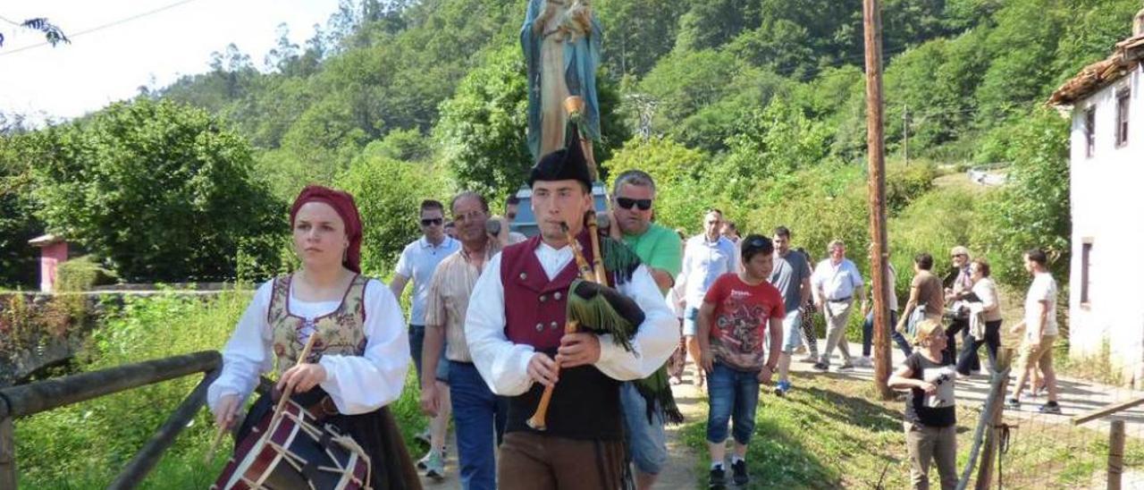 La procesión con la Virgen del Rosario sale de Viñón camino de Arboleya.