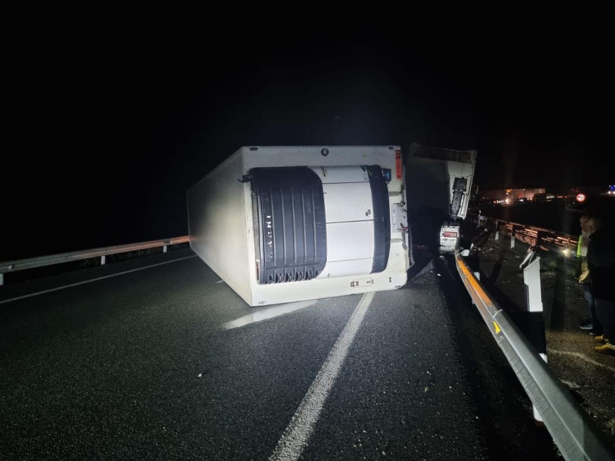 Remolque del camión volcado esta madrugada en la A 4, sentido Córdoba.