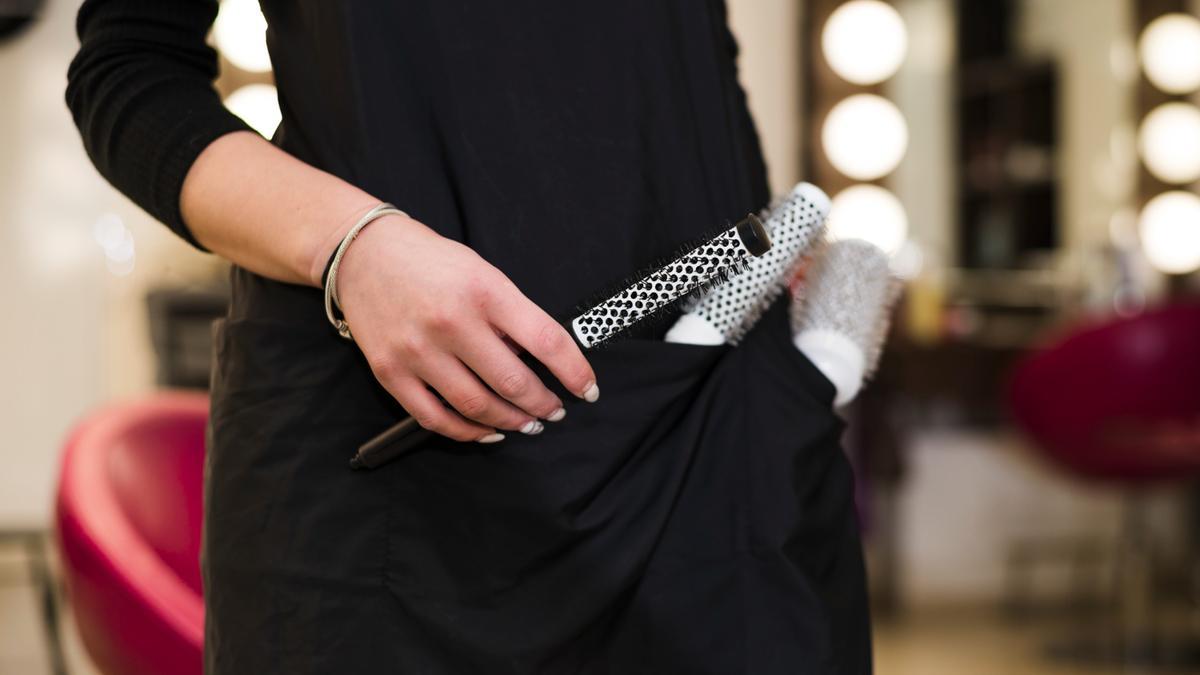 Un detective la pilla de baja por lesión en la mano cargando cosas y paseando perros, pero el juez tumba su despido: no es prueba suficiente