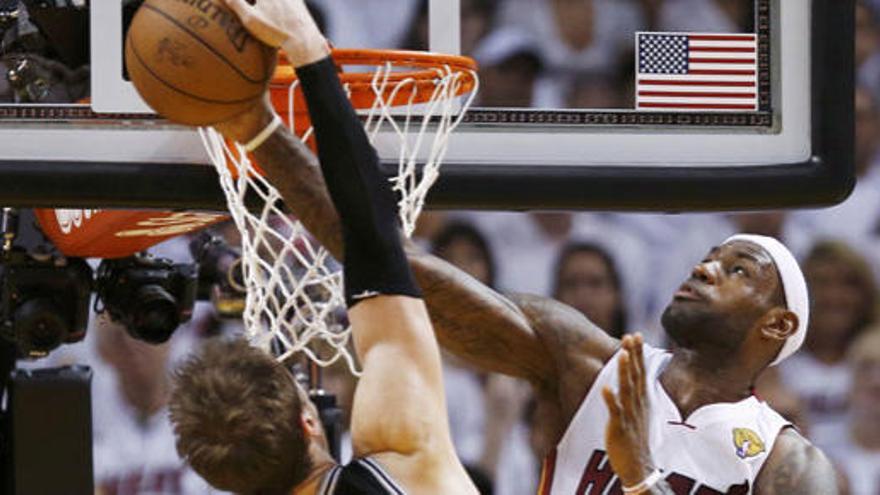 Tapón de LeBron James a Tiago Splitter.