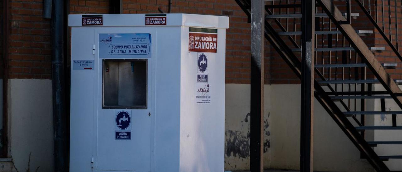 Maquina potabilizadora de agua colocada por el ayuntamiento de Santovenia para abastecer a la población.