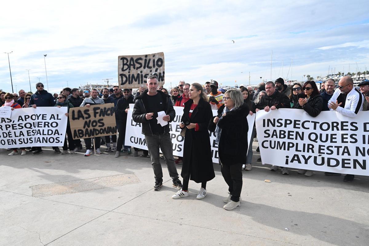 Pescadores concentrados en el puerto de Santa Pola en febrero conytra la nueva normativa de la UE.