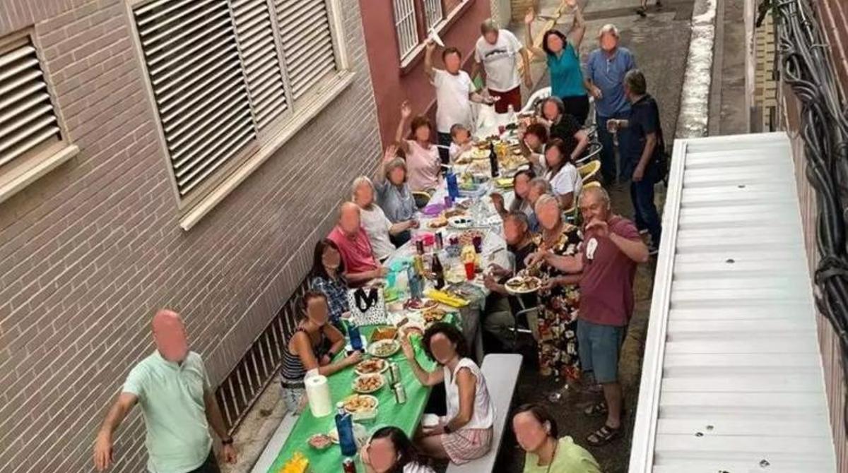 Imatge d'un dels sopars que han celebrat els veïns del carrer Esperanza de Torrero per a les festes del barri
