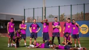 El equipo ganador del último entrenamiento del Barça posa para el fotógrafo del club.