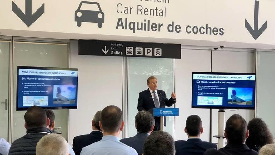 Patricio Valverde presenta los servicios programados en el interior del aeropuerto.