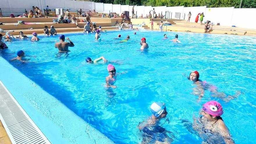 Bañistas en las piscinas de Riaño el pasado verano.