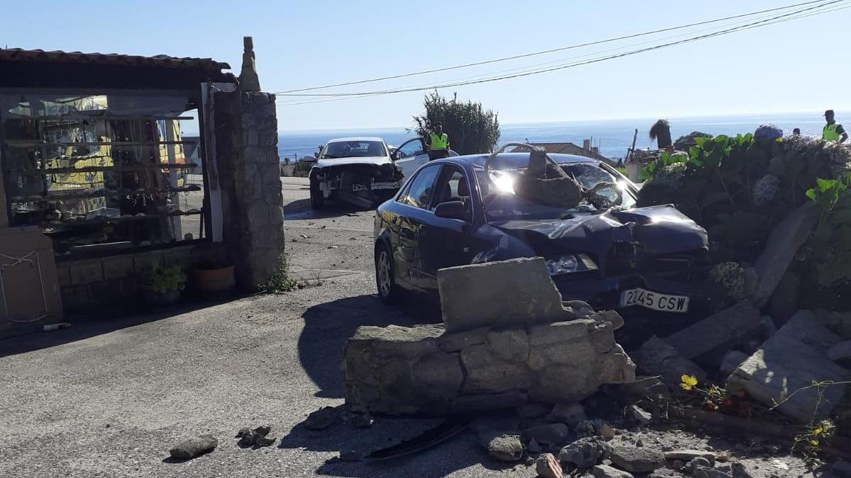 Los dos vehículos implicados en el accidente, uno de ellos con las piedras del muro encima.