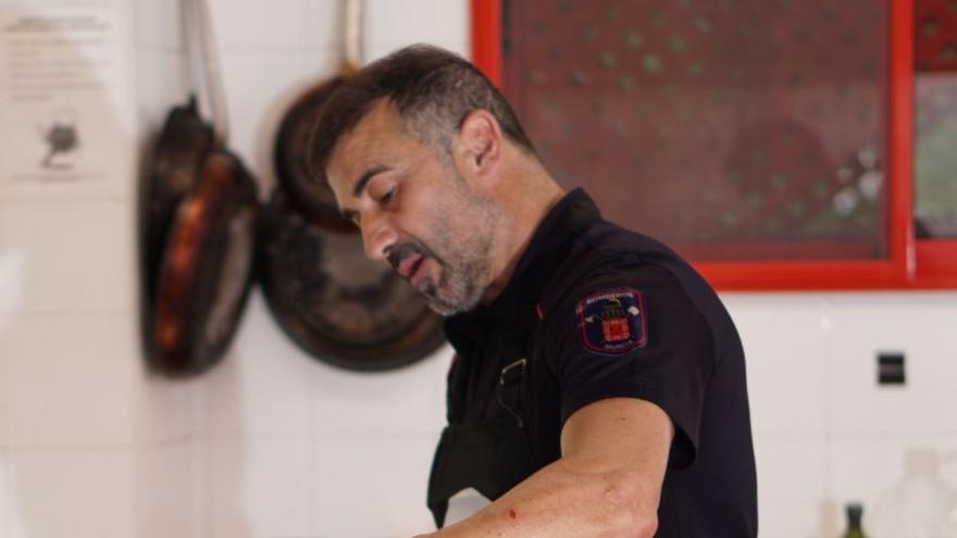 Uno de los bomberos de Murcia, en el programa de Canal Cocina.