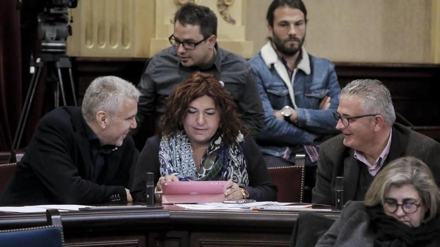 Los diputados de El Pi (Josep Melià, Maria Antònia Sureda y Jaume Font) ayer en el pleno del Parlament.