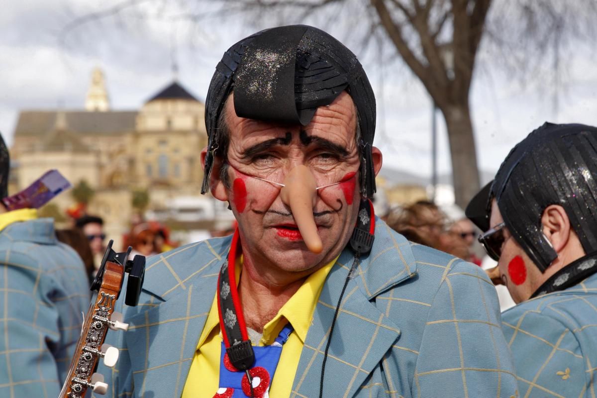 FOTOGALERÍA/ Pasacalles de Carnaval en el puente romano de Córdoba