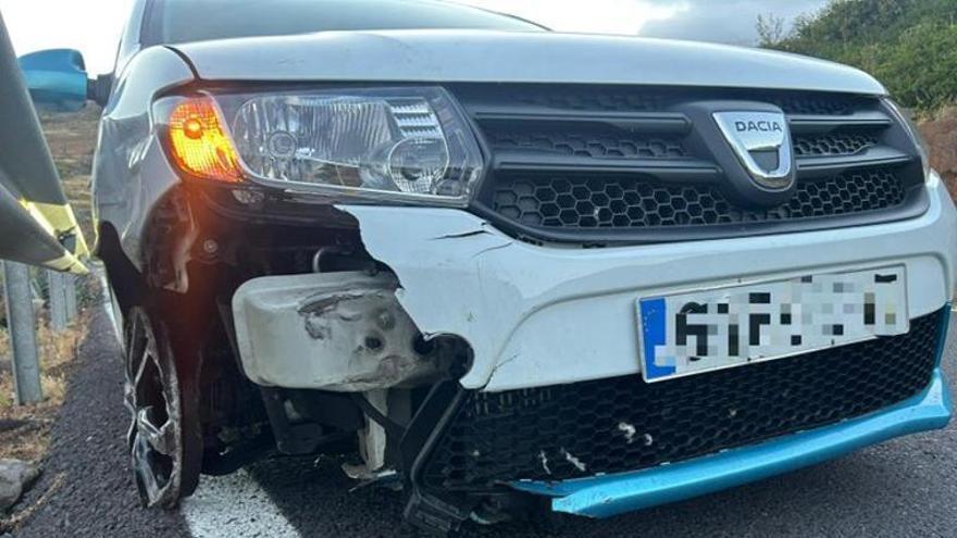 Investigan a un conductor en La Laguna por circular con una tasa de alcoholemia penal tras chocar contra una barrera