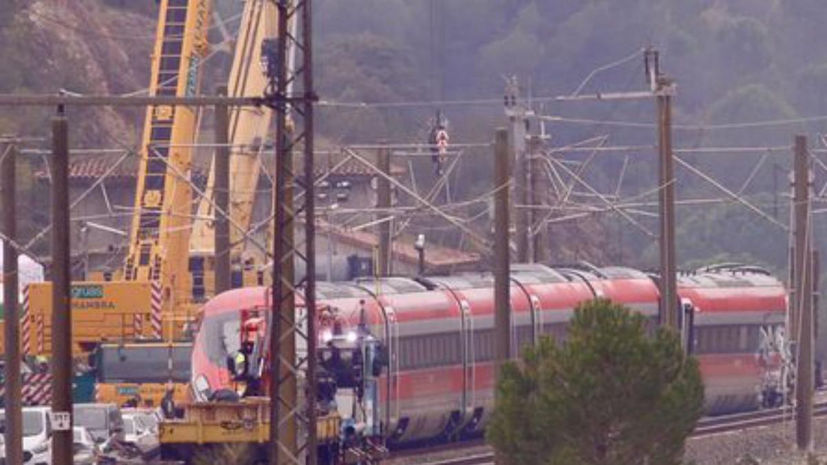 Grues i maquinària pesada retiren vagons de l’Iryo accidentat. | PAULA RUIZ