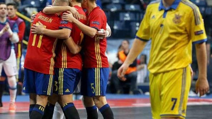 Los jugadores españoles celebran la victoria ante Ucrania.