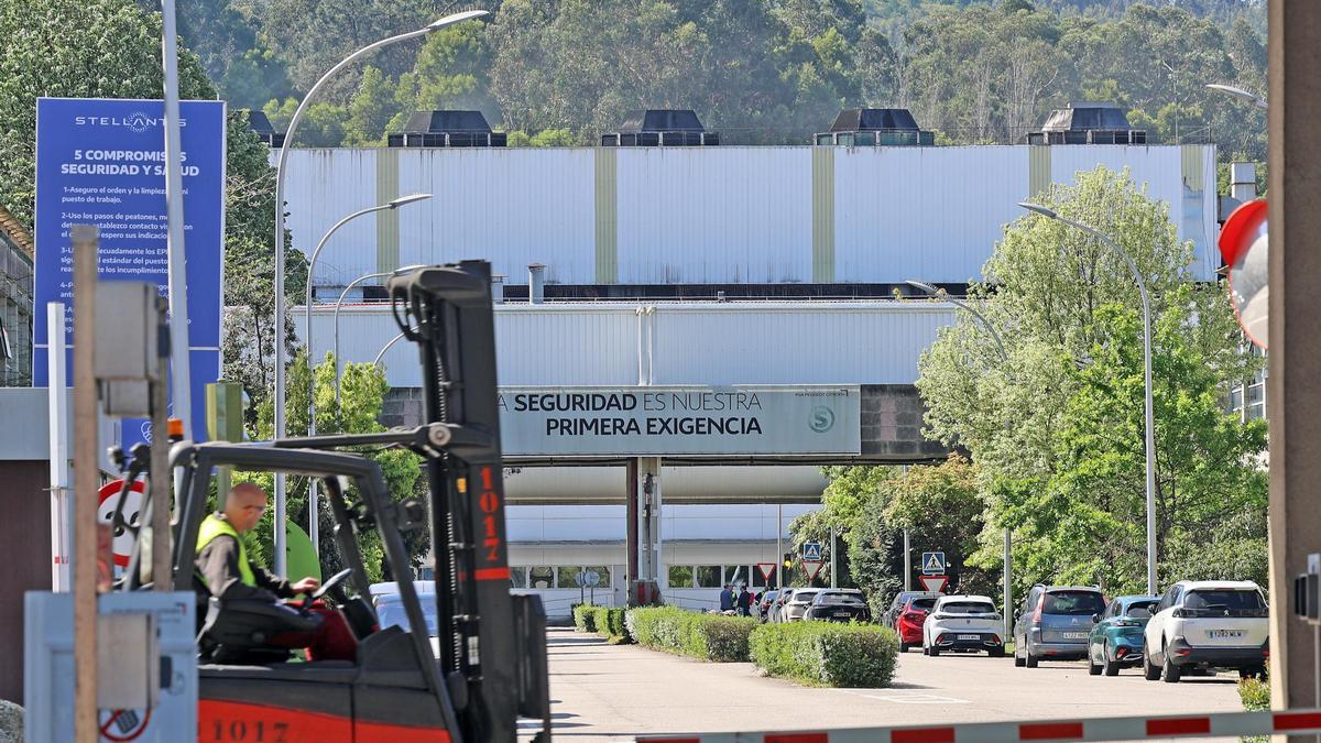 Vista exterior de la fábrica de Stellantis Vigo, que parará esta tarde por un problema de un camión con piezas