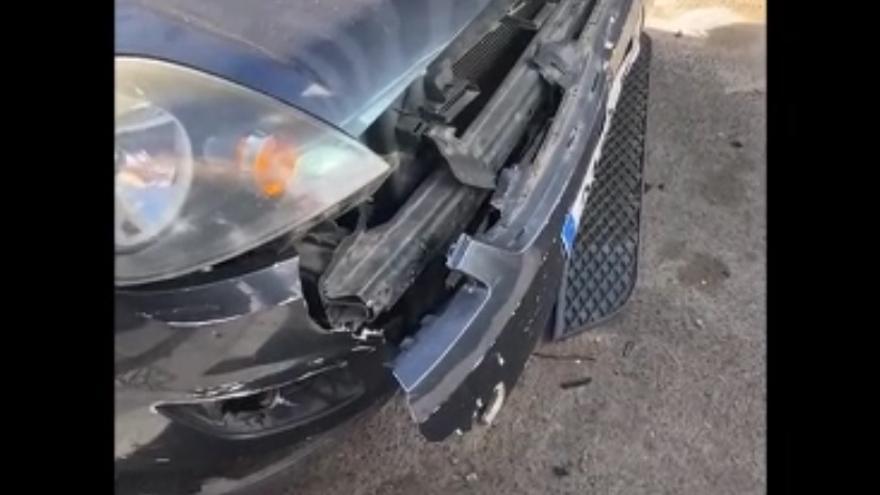 Un coche ha causado daños al menos a cinco vehículos estacionados en una calle de Alicante