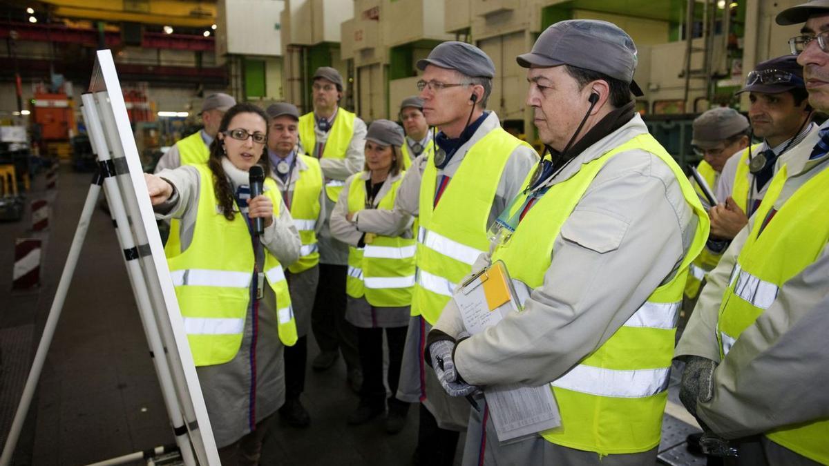 Carlos Tavares (c.),en una de sus primeras visitasa la planta de Balaídos, en 2014.  / Víctor Cameselle