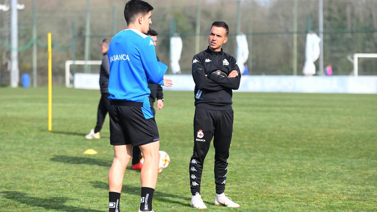 Borja Jiménez, entrenador del Deportivo, durante un entrenamiento en Abegondo.