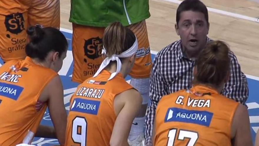 Eloy Doce, dando instrucciones a sus jugadoras en el partido