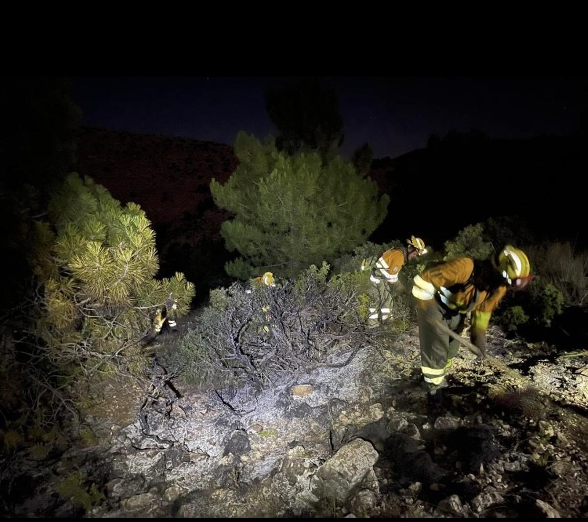 Trabajando en el incendio forestal de Pliego.