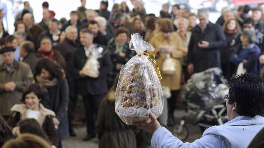 Flor Rodríguez muestra uno de los lotes de rosquillas. // Bernabé/Javier Lalín