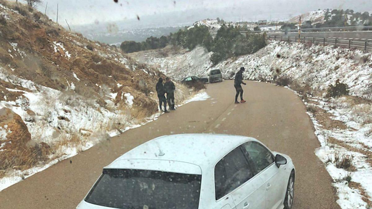 La primera nevada del año provoca un accidente en cadena en Morella