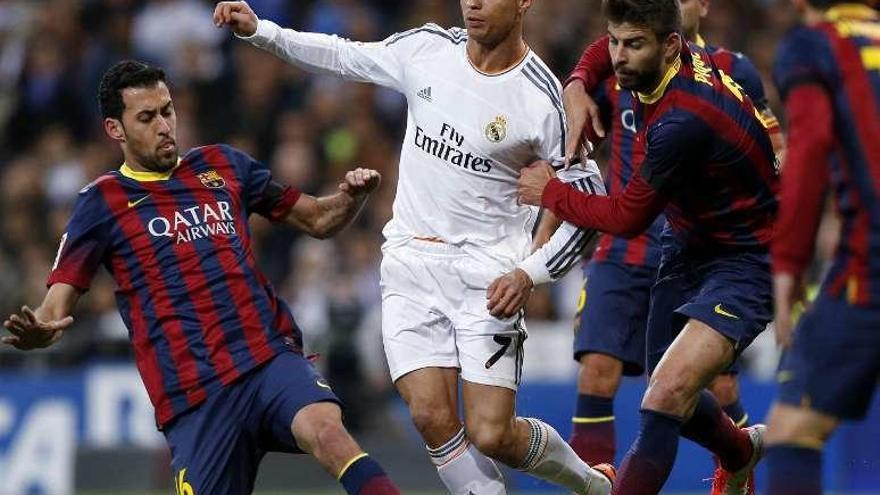 Cristiano Ronaldo, entre contrarios del Barcelona.