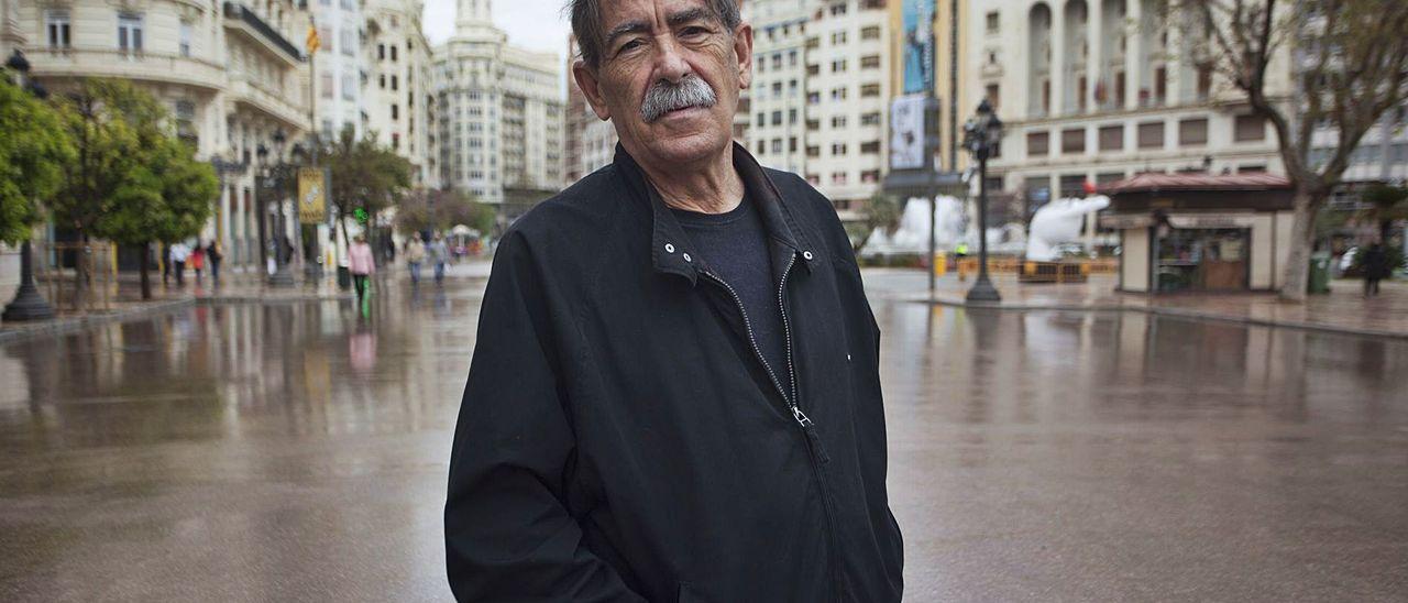 El historiador valenciano Ismael Saz, retratado en la plaza del Ayuntamiento de Valencia.