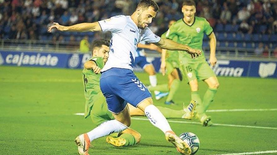 Filip Malbasic, en una jugada del último partido en el Heliodoro, el que enfrentó al equipo blanquiazul con el Almería.