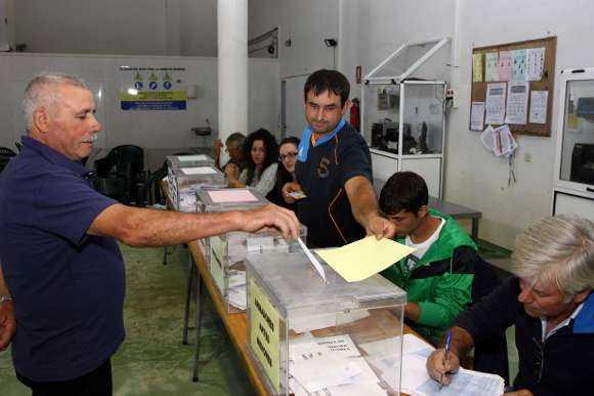La contundente victoria de varias candidaturas críticas anticipa una "revolución" en O Salnés