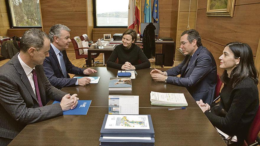 Desde la izquierda, Alberto González, Belarmino Feito, Carmen Moriyón, Fernando Couto y Ana Braña, ayer, en el Ayuntamiento.