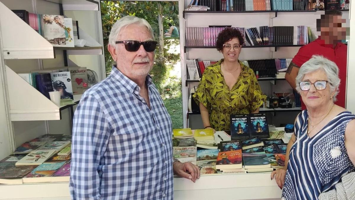 Sonia (en el centro), junto a sus padres, Manuel e Isabel, en la feria del libro de Madrid.
