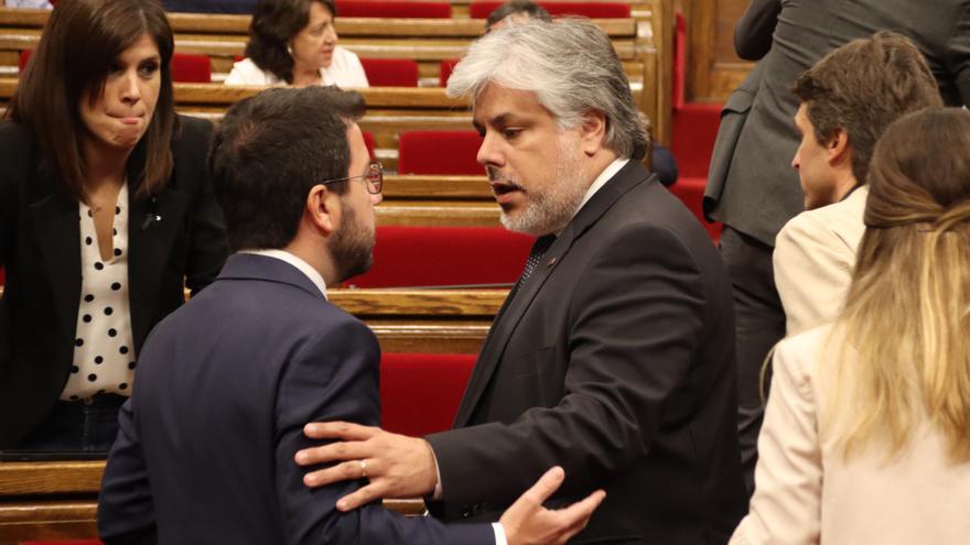 El president de la Generalitat, Pere Aragonès, parlant amb el president del grup parlamentari de Junts, Albert Batet, abans de començar el ple.