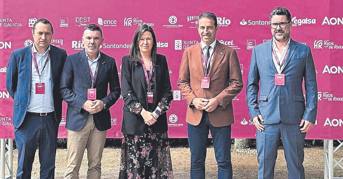 Alfonso Villares (2º por la derecha), ayer, en Sober.