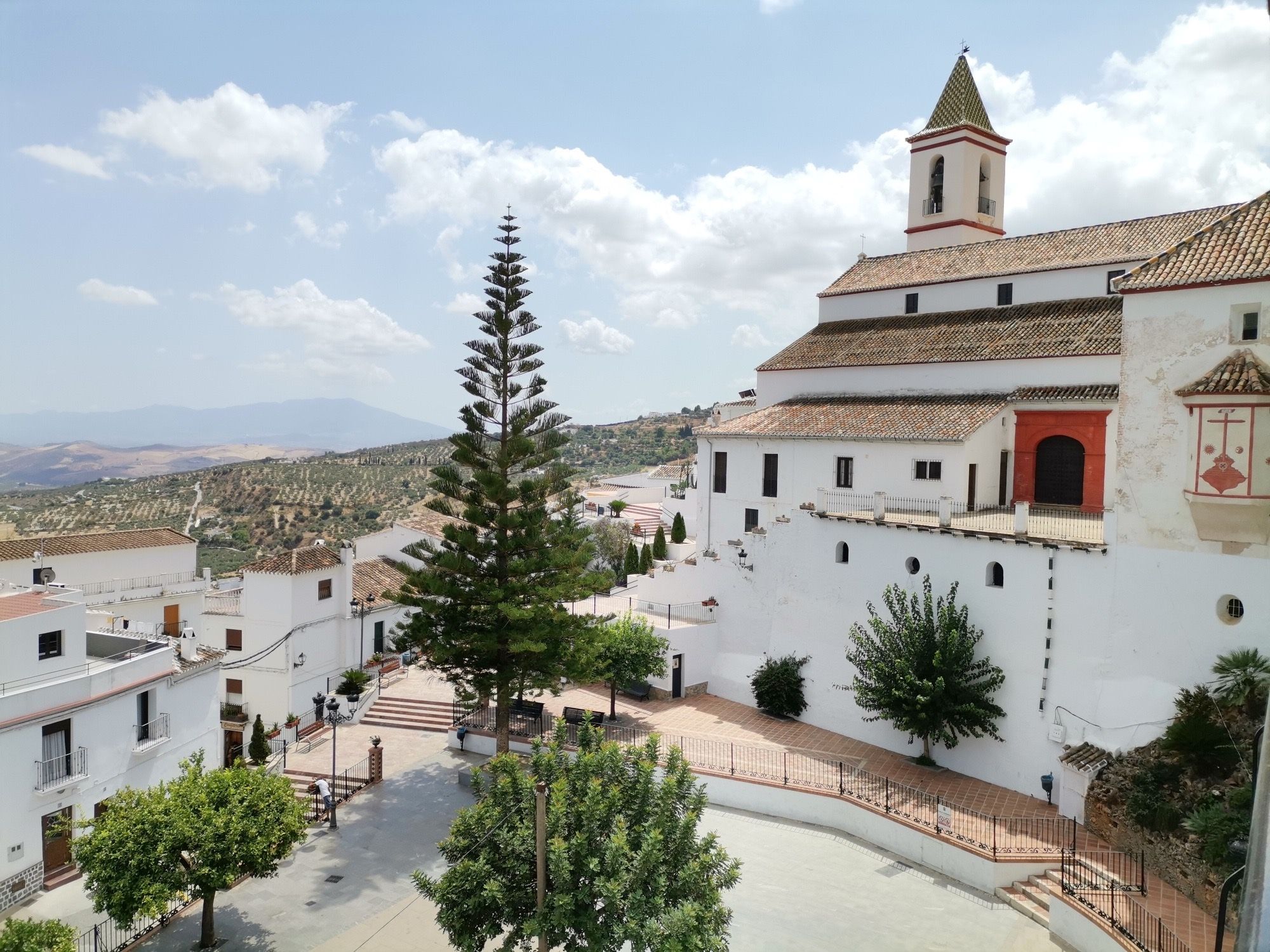Vista lateral de la iglesia Santiago Apóstol, desde Plaza Casarabonela.