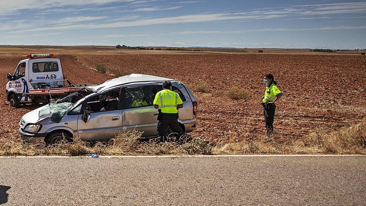 Un fallecido y dos heridos por el vuelco de un coche en Villarrín