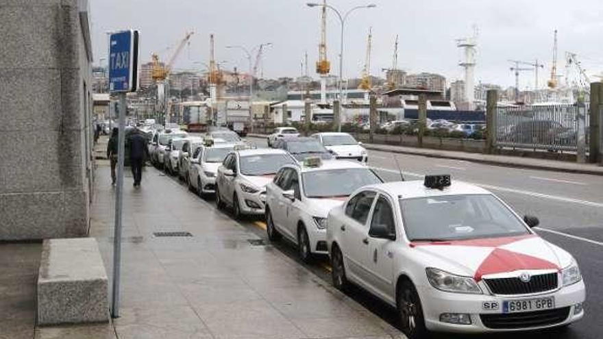 Un grupo de taxis en la parada de Mar de Vigo. // Alba Villar