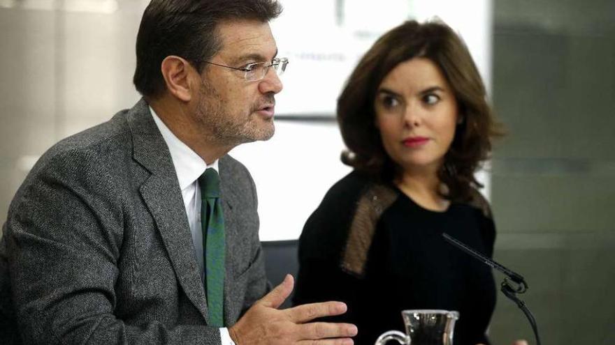 El ministro de Justicia, Rafael Catalá, ayer, junto a Soraya Sáez de Santamaría.