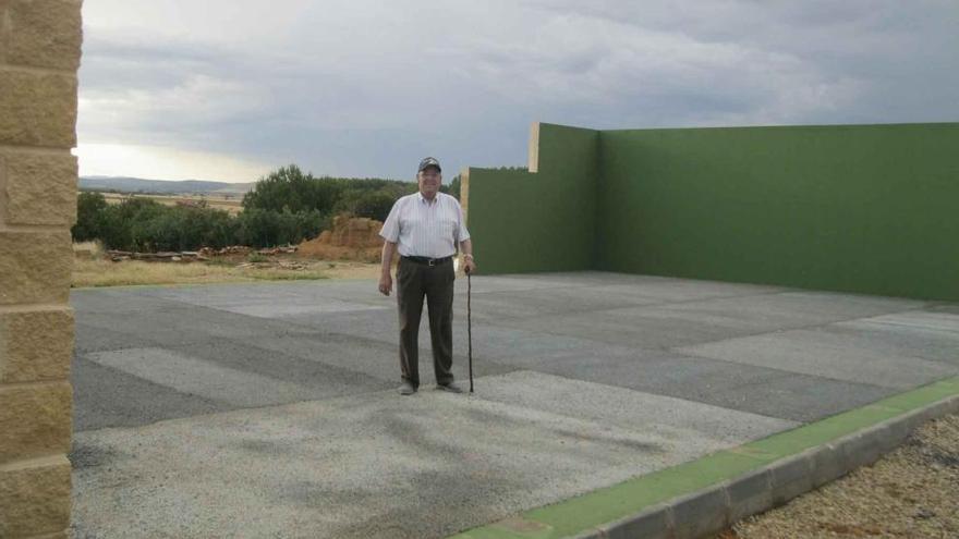 Un vecino de Pozuelo delante de las obras de construcción de la pista de pádel.