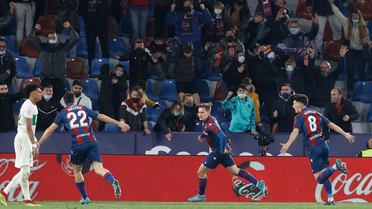 De Frutos celebra el segundo gol del Levante