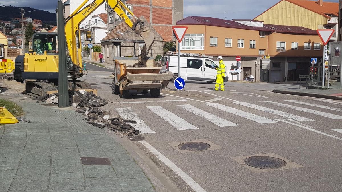 Trabajadores, esta mañana, en la rotonda. / F.G.S.