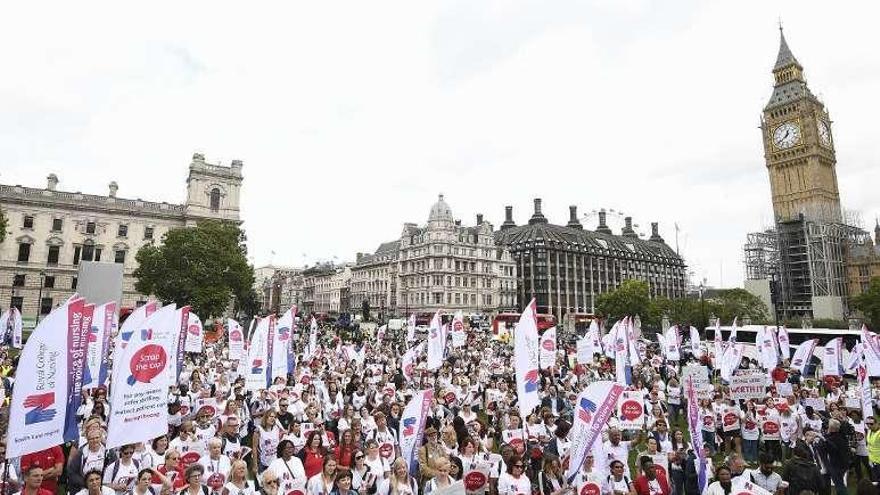 Protesta de enfermeras, un sector con nutrida presencia de españolas, ayer, en Londres, en demanda de mejoras salariales.
