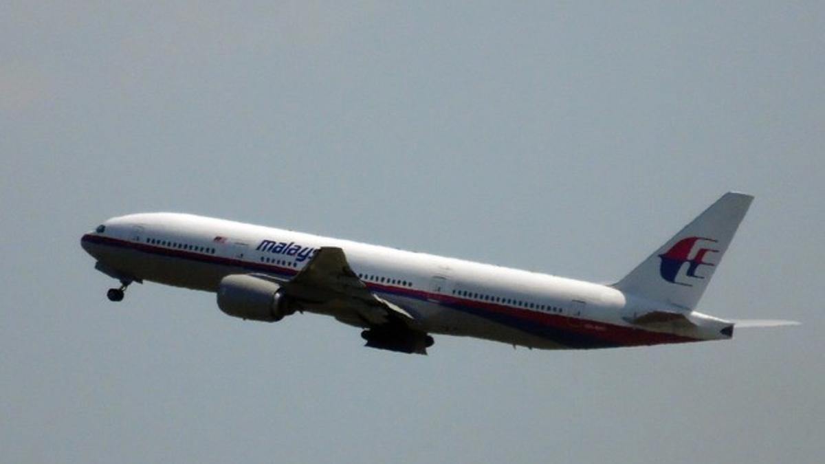 El avión de Malaysia Airlines derribado, en el momento de despegar del aeropuerto de Ámsterdam, este jueves.