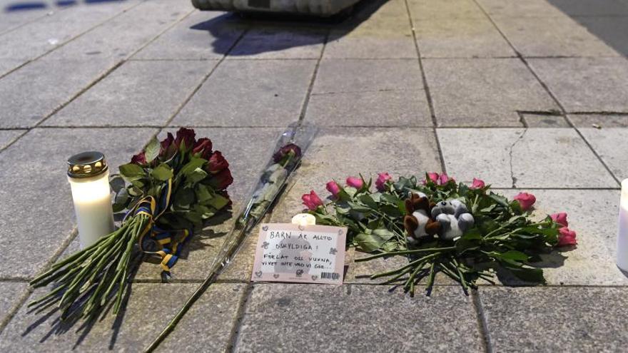 Espelmes i flors recorden les víctimes de l&#039;atemptat