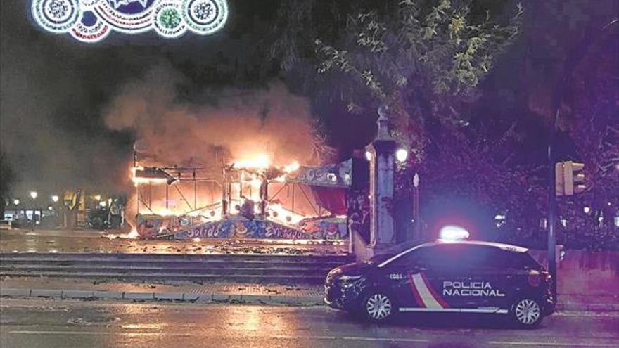 Arde una atración de feria en el paseo de Rojas