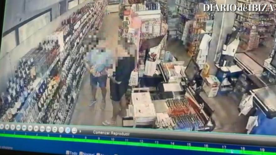 Así roban dos individuos en un supermercado de Ibiza botellas de alcohol por valor de casi 1.000 euros