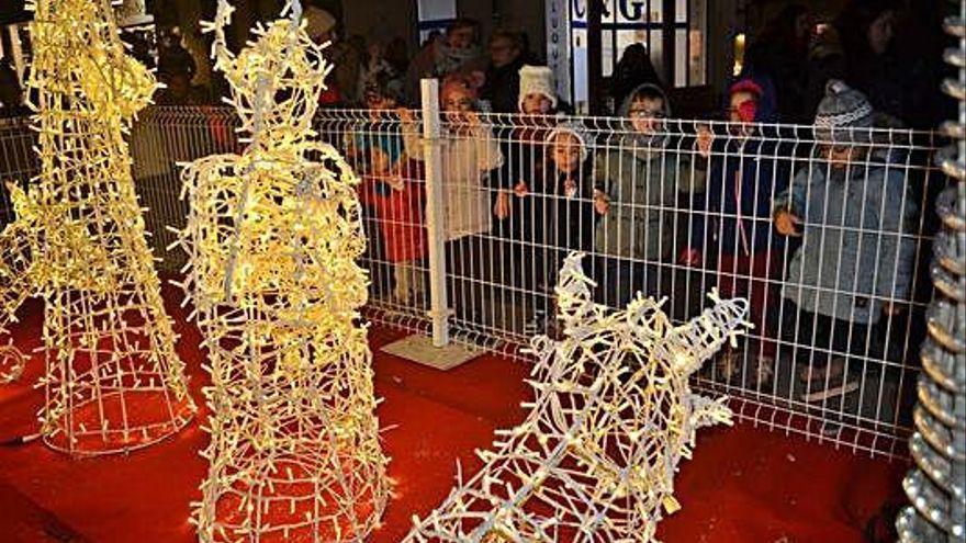 El conjunto del belén luminoso de Santa María durante las navidades.