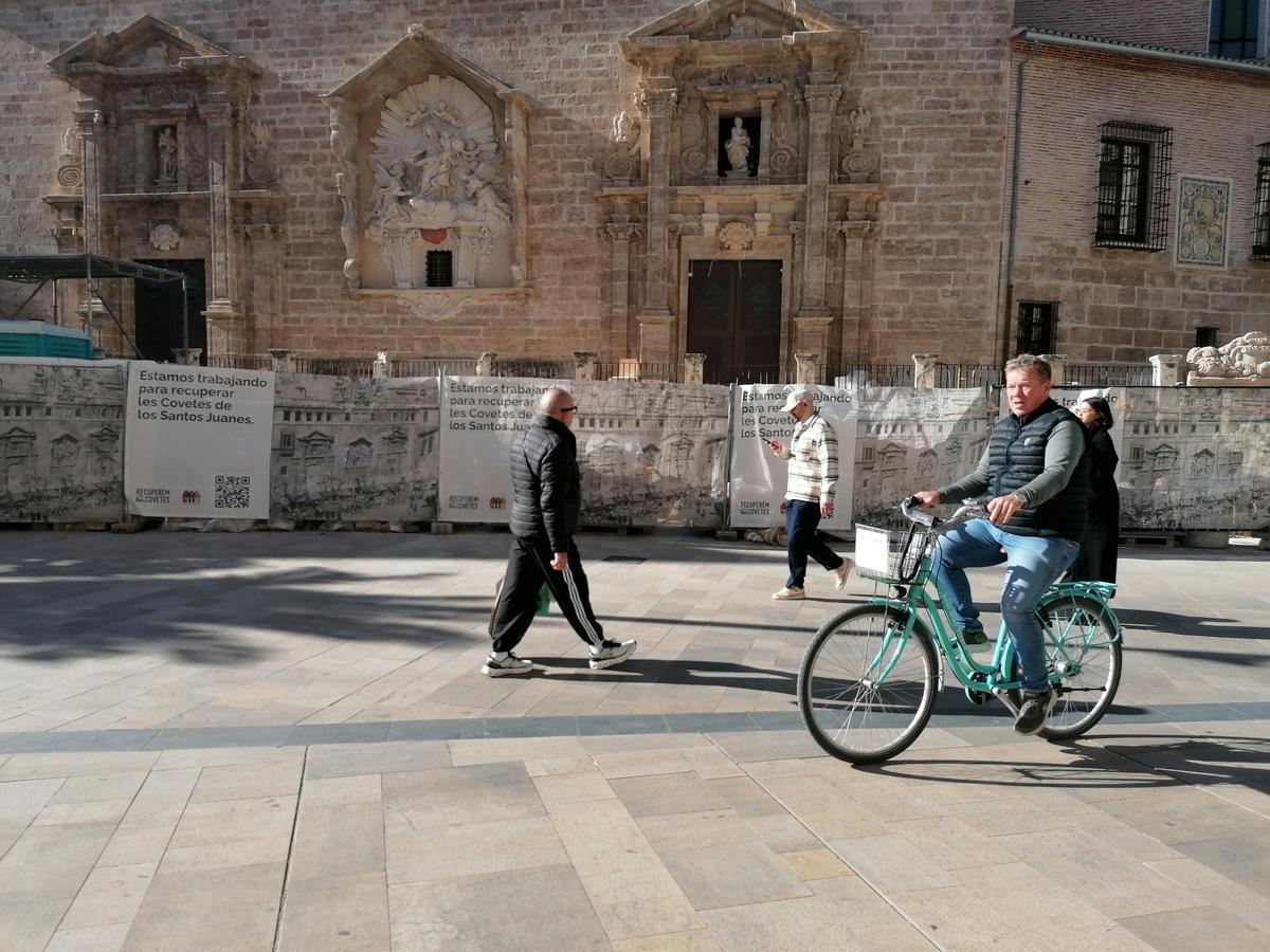 Vallas de obra rodeando las "covetes" de Sant Joan