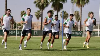 El Córdoba CF insiste en el trabajo con balón y en la preparación física en su segundo día de la pretemporada