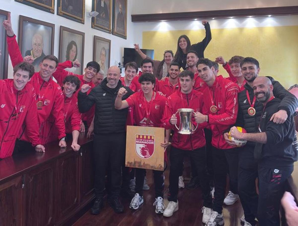 El ConectaBalear posa con el trofeo en el Ajuntament de Manacor.