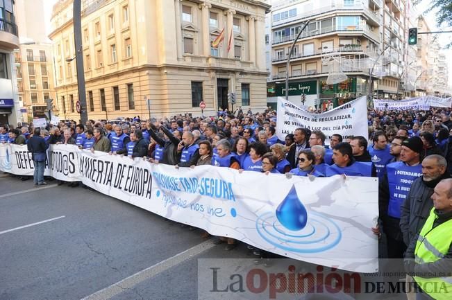 Miles de personas se manifiestan para defender la 'huerta de Europa'